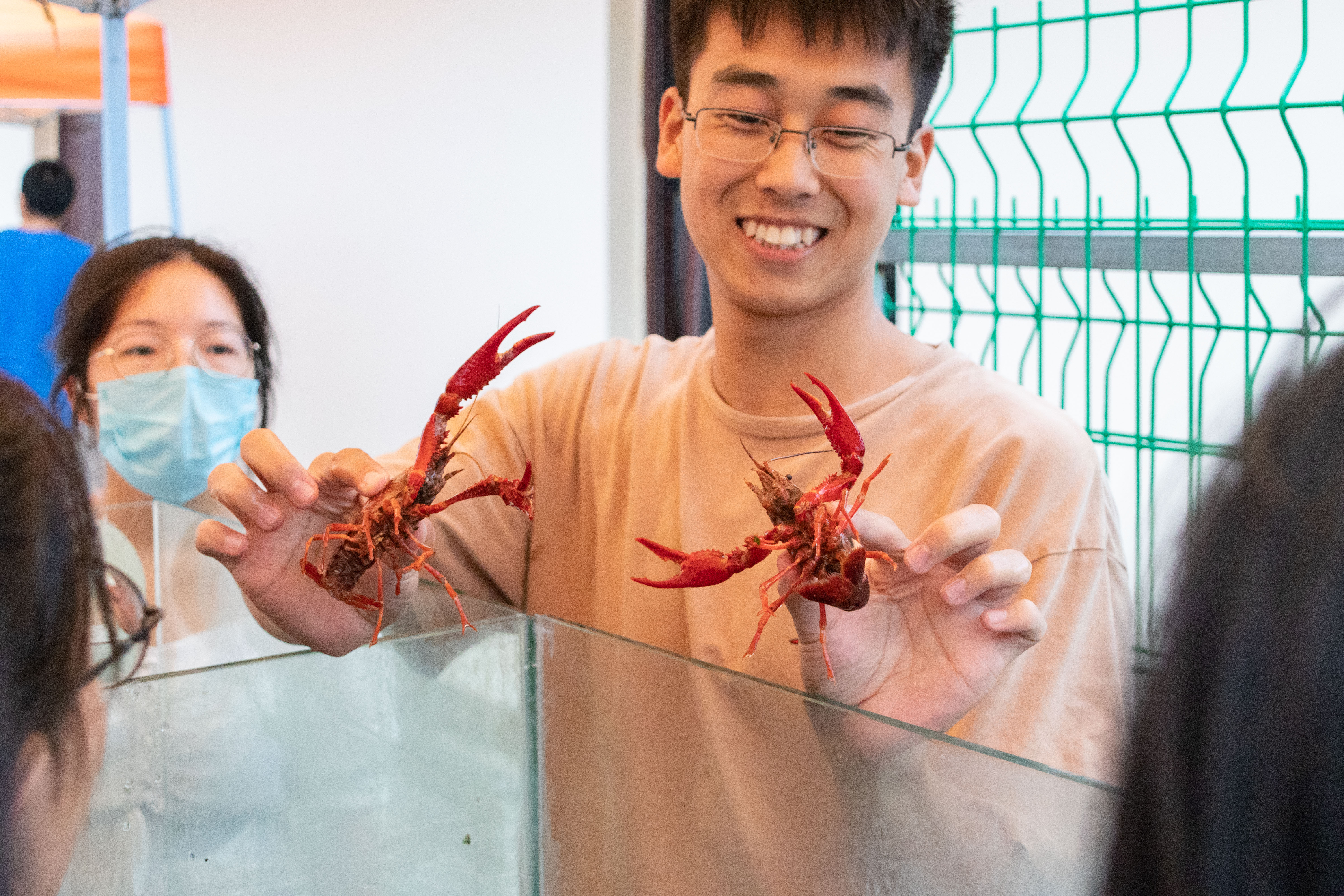 爱游戏ayx中国官方网站19级研究生杨伟杰向新生讲解如何辨别小龙虾雌雄(学通社记者 周丹丹 摄) 爱游戏ayx中国官方网站19级研究生杨伟杰向新生讲解如何辨别小龙虾雌雄(学通社记者 周丹丹 摄)